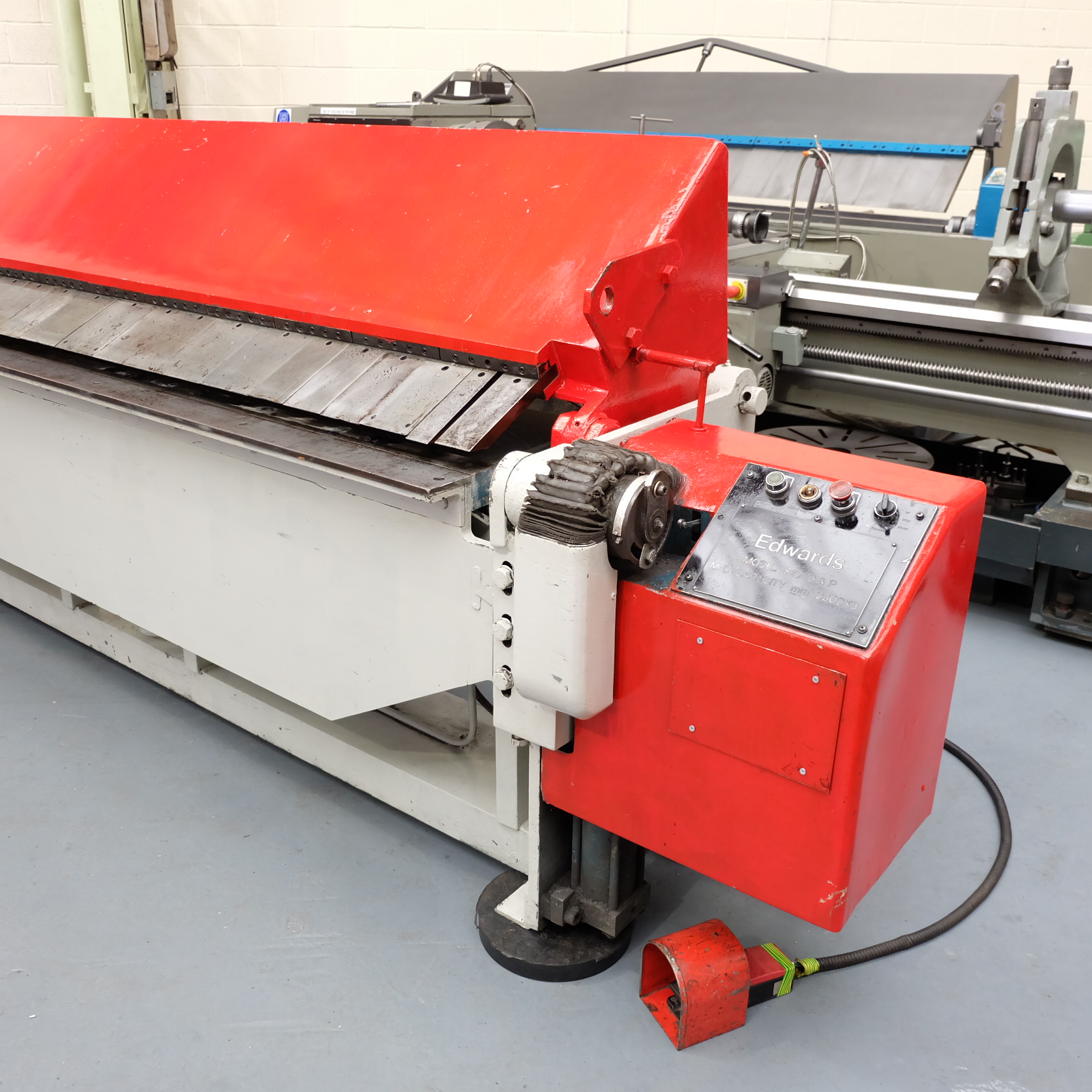 EDWARDS Model 810 Power Box & Pan Folder. Capacity 2500 x 3mm