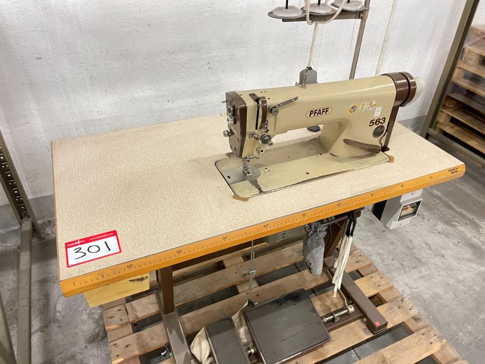 Pfaff 563-900\57 Industrial Sewing machine. S/No 1499562