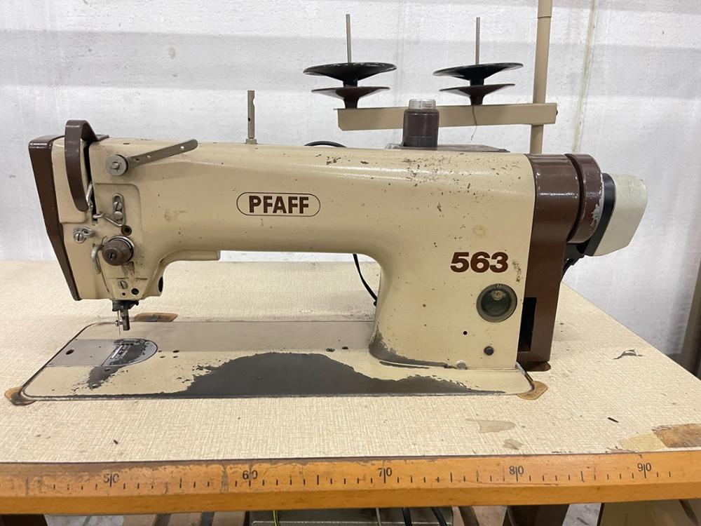 Pfaff 563 900/57 Industrial Sewing machine. S/No 1435449